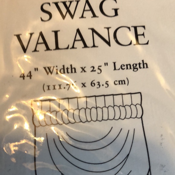 Croscill swag valence Portrait (Roses 9n tan background) jacquard with tassels - Picture 8 of 8